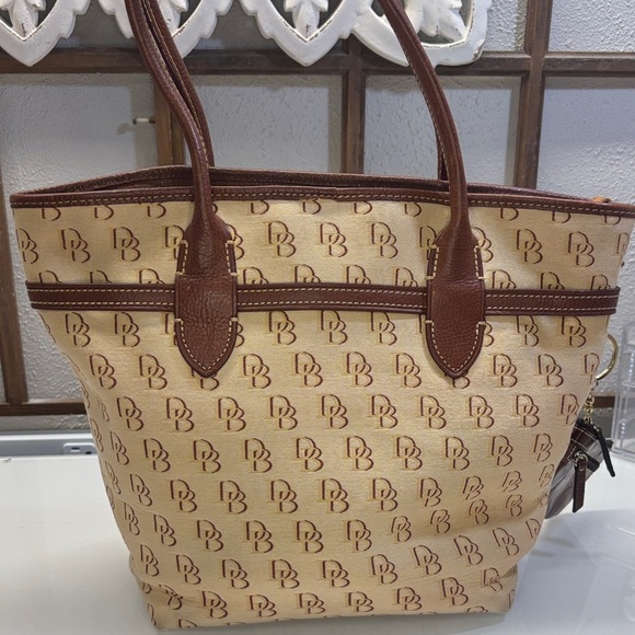 Dooney & Bourke Vintage Signature Tan and Brown Tote with original coin case - Picture 6 of 11